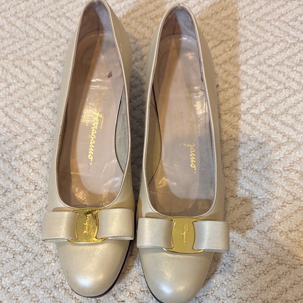 Salvatore Ferragamo Cream Flats with Decorative Bow